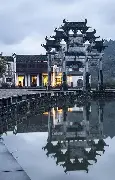 关于徽州朱雀队鏖战塞北战狼队，摩托车赛小组赛险胜，核心复出即建功。团队防守值得称道的信息