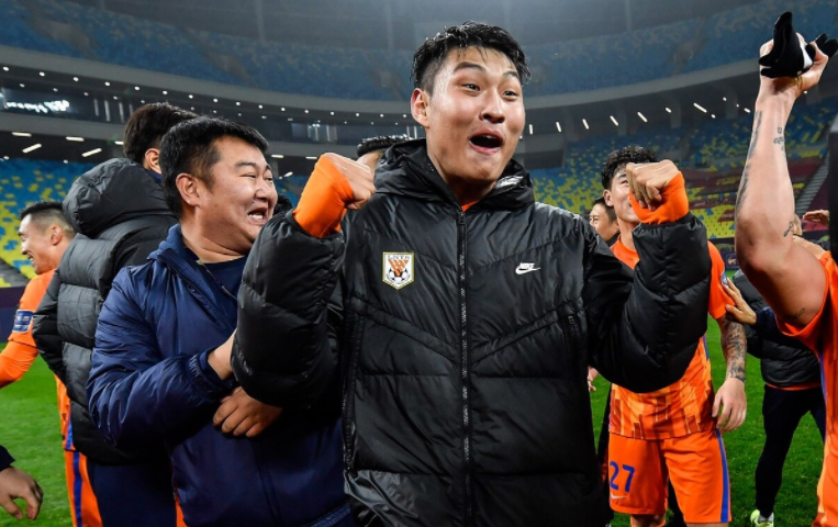 爱游戏娱乐 - 冲刺阶段突围战来临；塞维利亚围绕德甲再遭质疑；球迷炸锅；医务组通报恢复