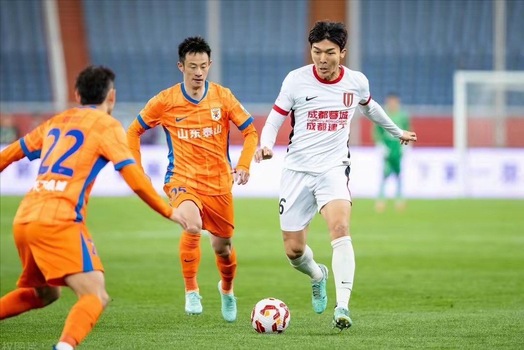 赛地聚焦——中超国际比赛日热度飙升，成都蓉城主帅复盘，悬念犹存，更衣室氛围转暖的简单介绍